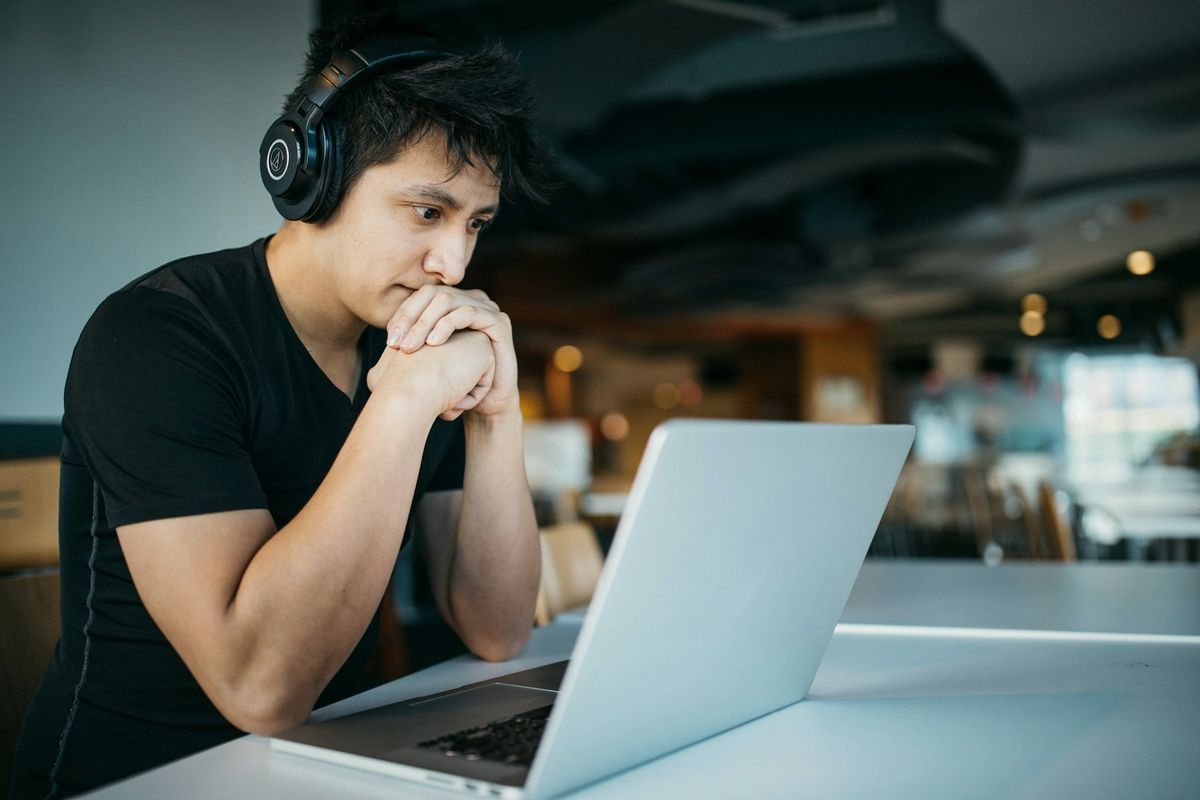 Computer portatile e cuffie pronti per una lezione online