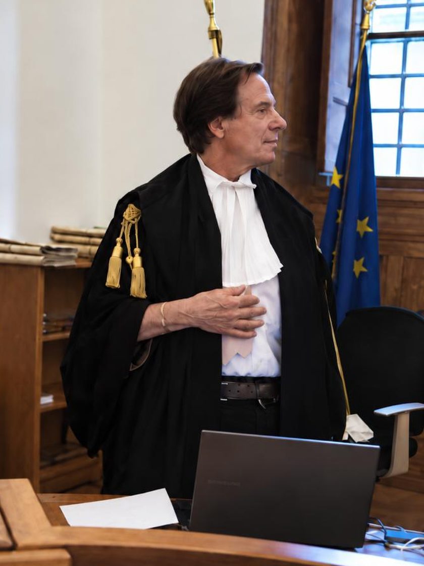 L'Avv. Sergio Fina in toga, in piedi in un'aula di udienza